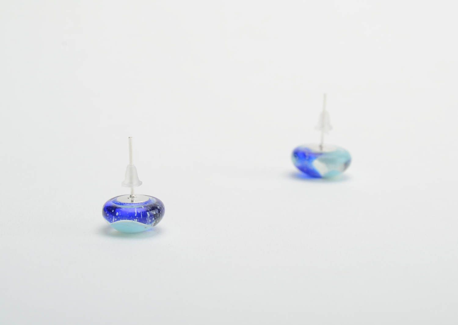 Голубые серьги гвоздики из фьюзинг стекла ручной работы нарядные красивые фото 4