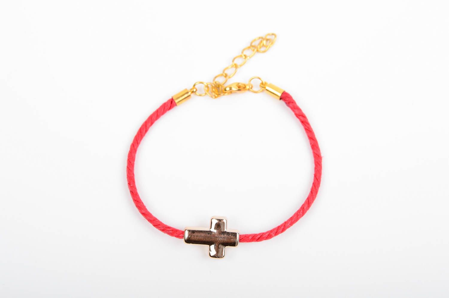 Простой плетеный браслет на веревочке ручной работы красный с крестиком  фото 1