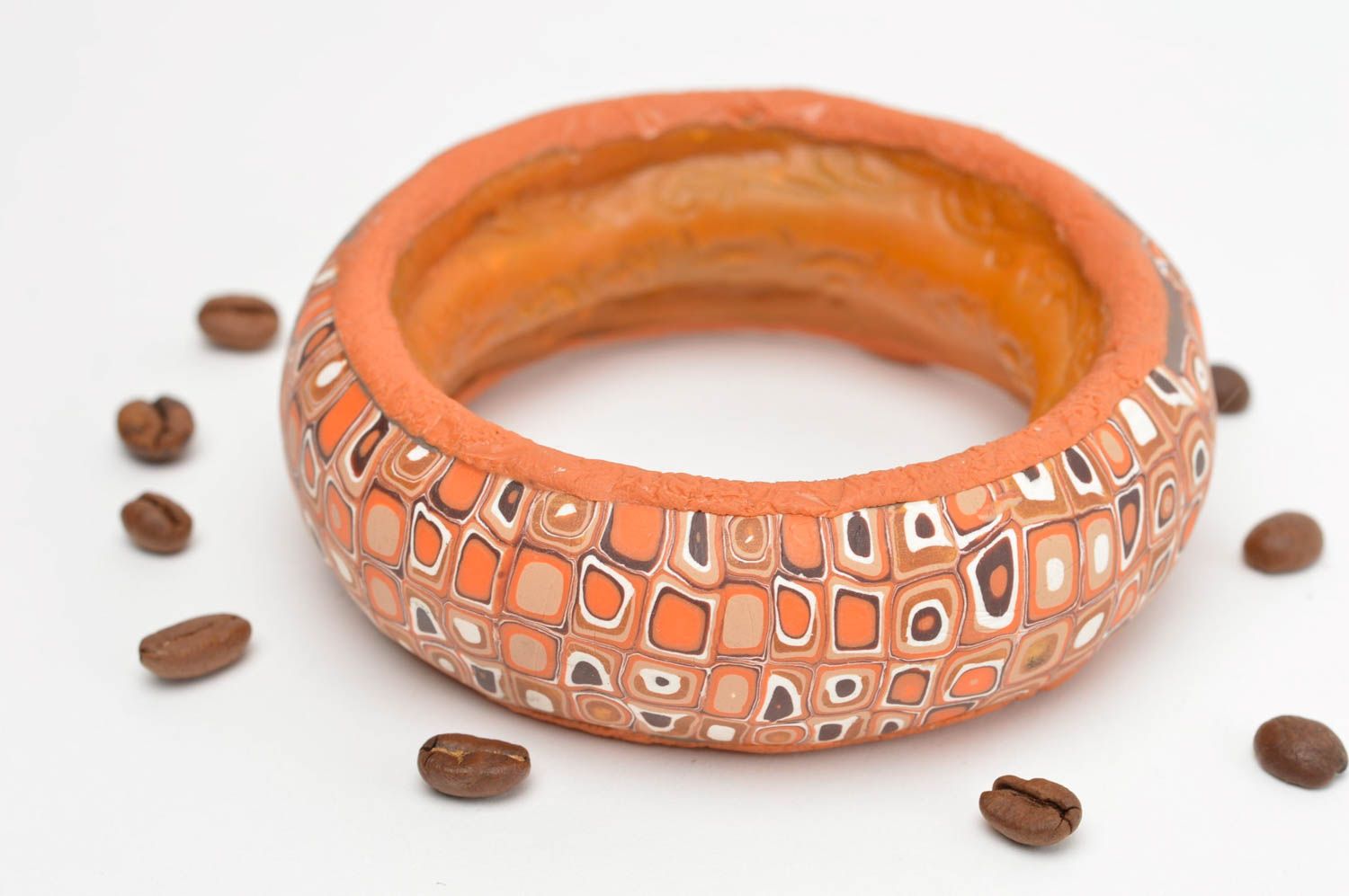 Цельный наручный браслет ручной работы из полимерной глины оранжевый с узорами фото 1