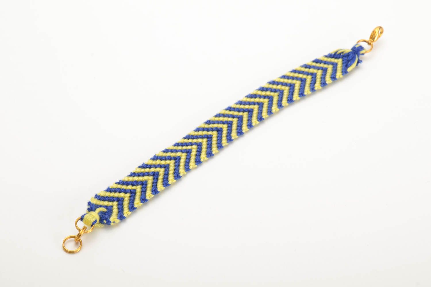 Künstlerisches gelb blaues geflochtenes Armband aus Fäden Mulinee eng handmade foto 4