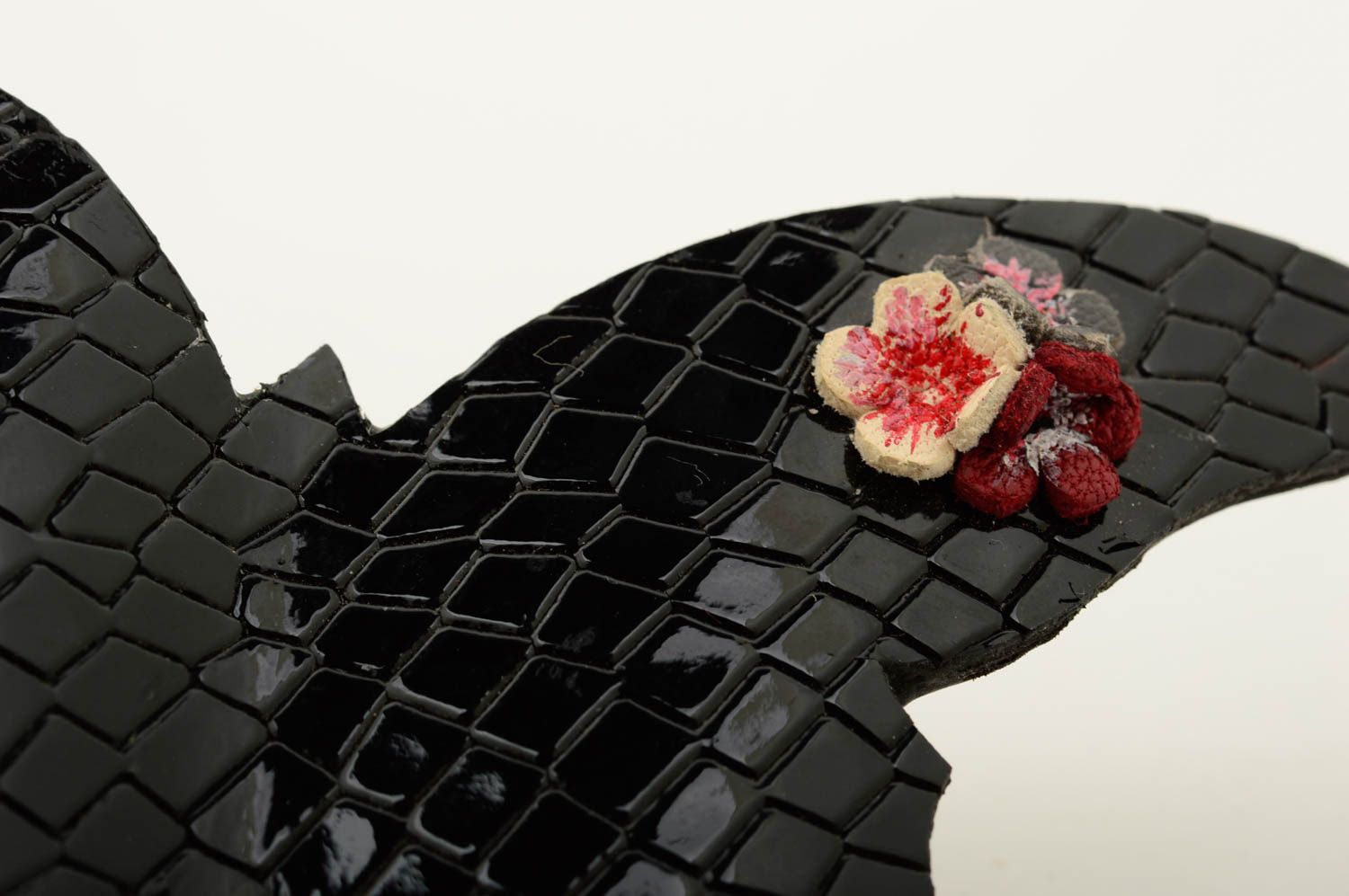 Broche design faite main Bijou en cuir naturel papillon noir Cadeau femme photo 4