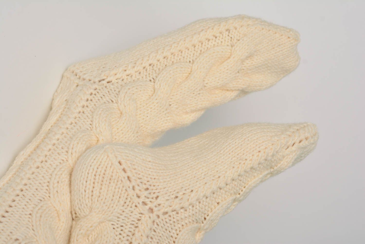 Chaussettes beiges à motif tricotées en laine avec des aiguilles faites main photo 5