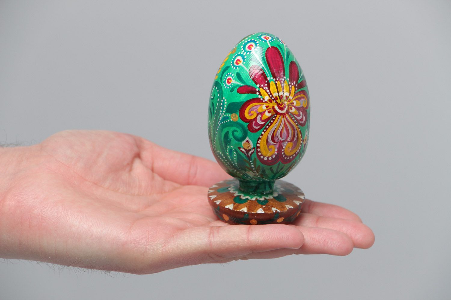 Деревянное яйцо расписное лакированное на подставке ручной работы Берегиня семьи фото 5