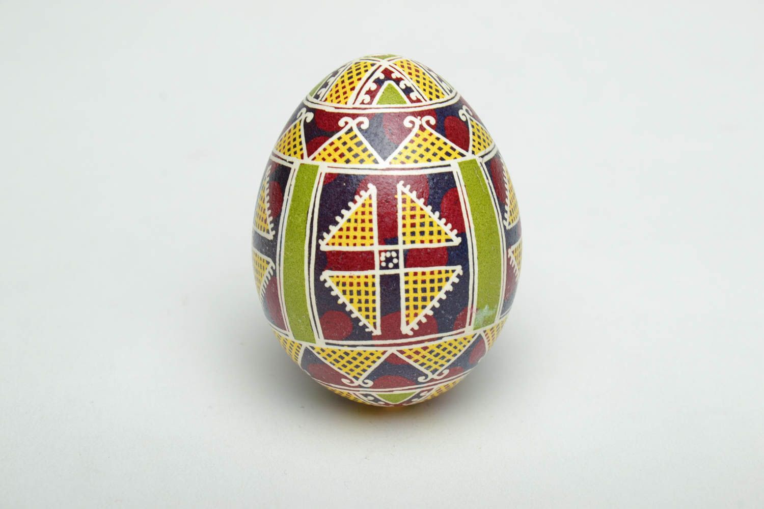 Œuf de Pâques fait main avec ornement coloré jolie décoration pour maison photo 2