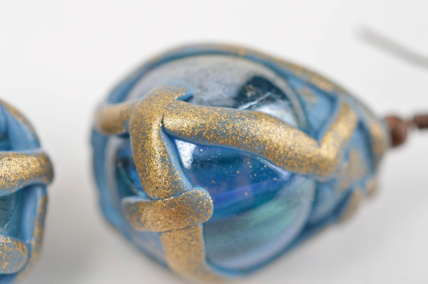 Серьги из стекла и полимерной глины красивые голубые с золотистым ручная работа фото 5