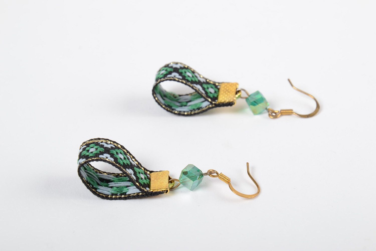 Boucles d'oreilles faites main pendantes vertes avec dessin ethnique brodé photo 3