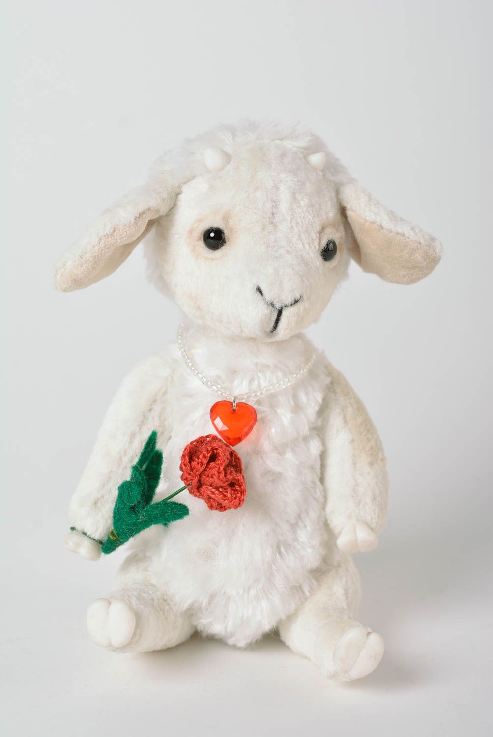 Игрушка ручной работы плюшевая овечка с цветком интересный подарок для дома фото 2