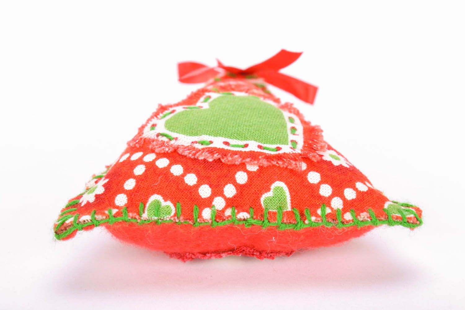 Brinquedo da árvore de Natal costurado de fleece feito em tons vermelhos e verdes foto 4