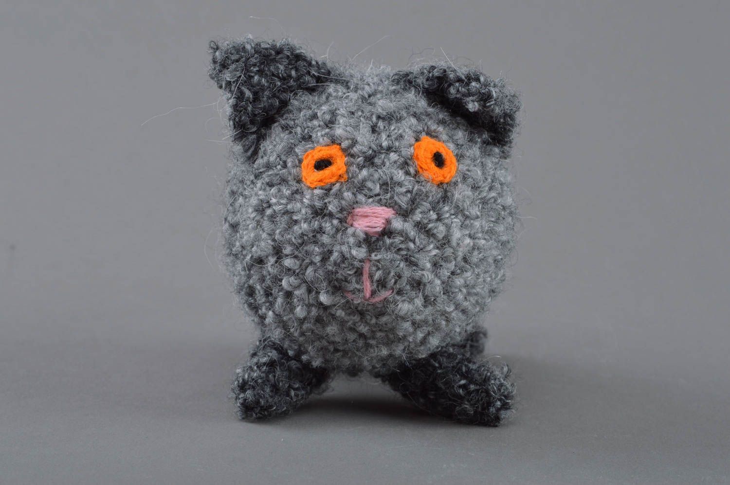 Juguete de peluche tejido con forma de gato artesanal gris claro pequeño bonito foto 3