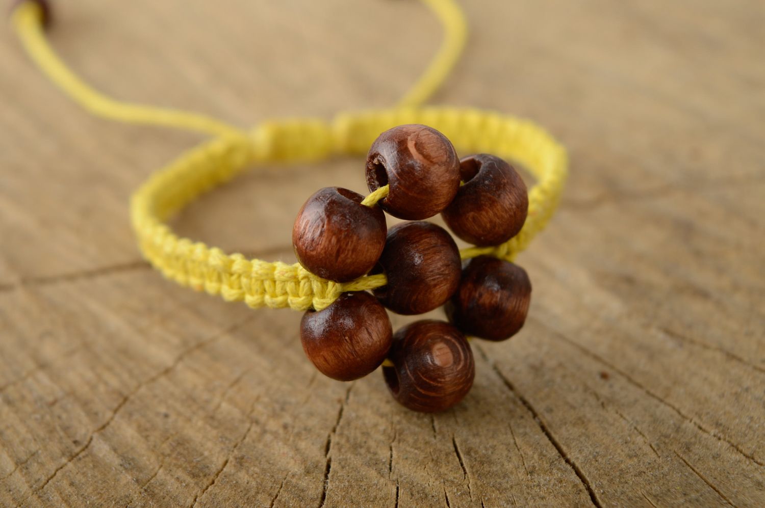 Bracelet en macramé de lacet ciré et perles en bois jaune fleur fait main femme photo 1