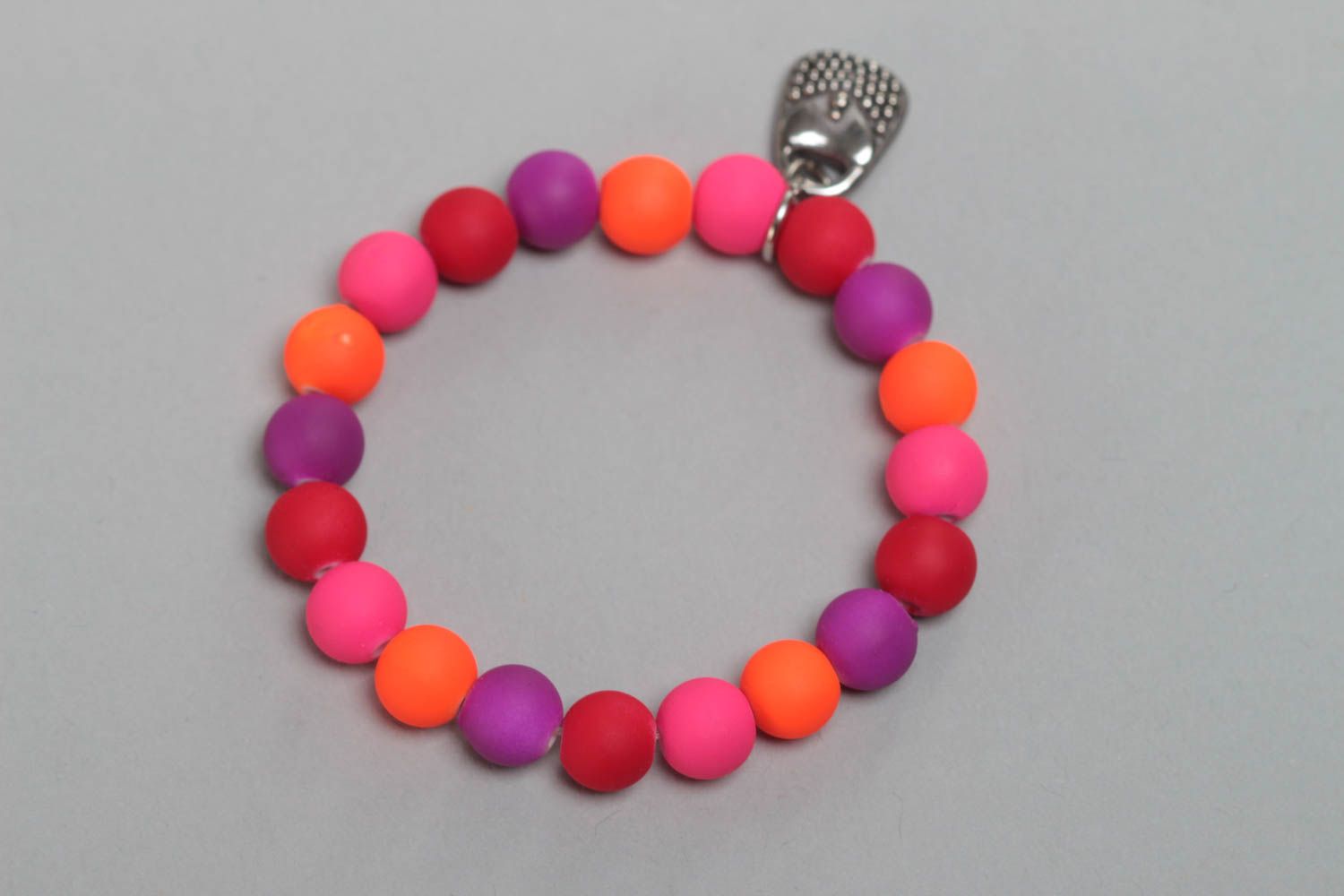 Bracelet de perles en plastique multicolore avec breloque fait main pour enfant photo 4