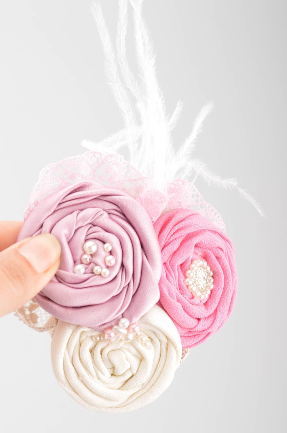 Broche barrette faite main originale avec fleurs roses technique de kanzashi photo 3