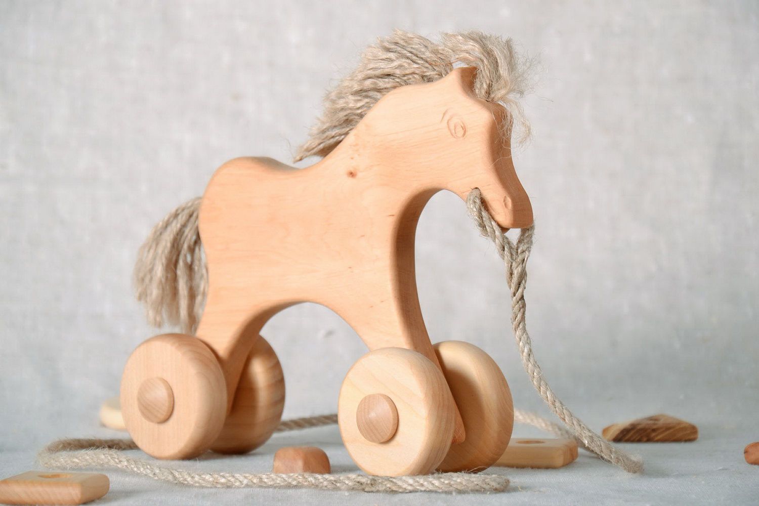 Holzspielzeug Pferd mit Rädern foto 1