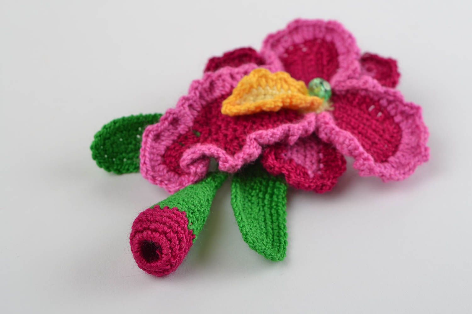 Broche tejido de hilos de algodón artesanal con forma de flor de color frambuesa foto 3