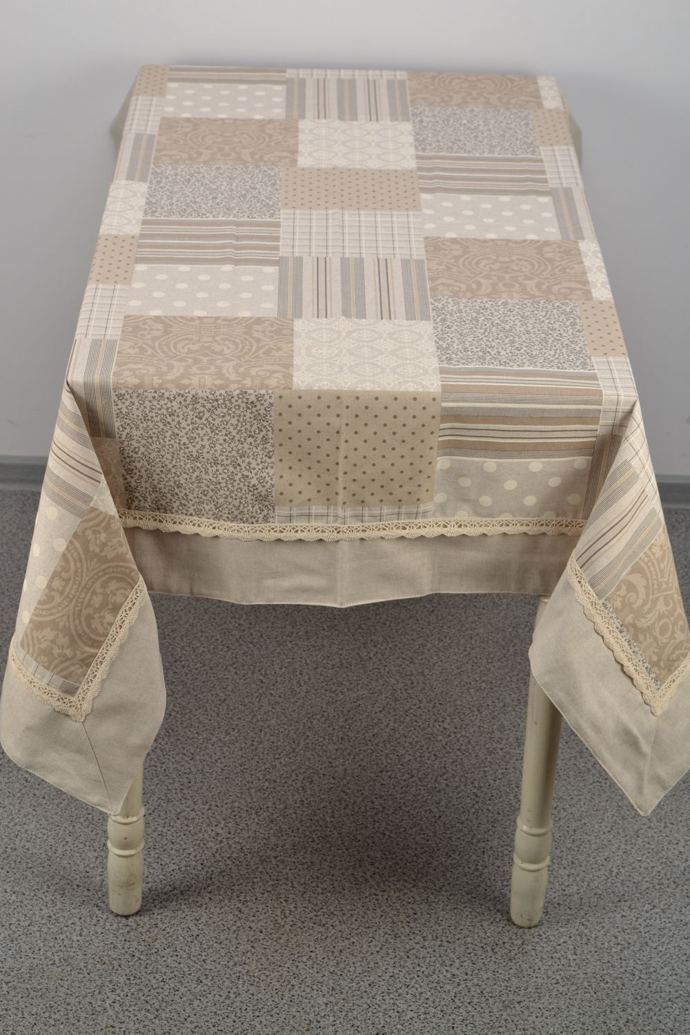 Nappe de table en tissu de coton et polyamide avec dentelle faite main photo 1