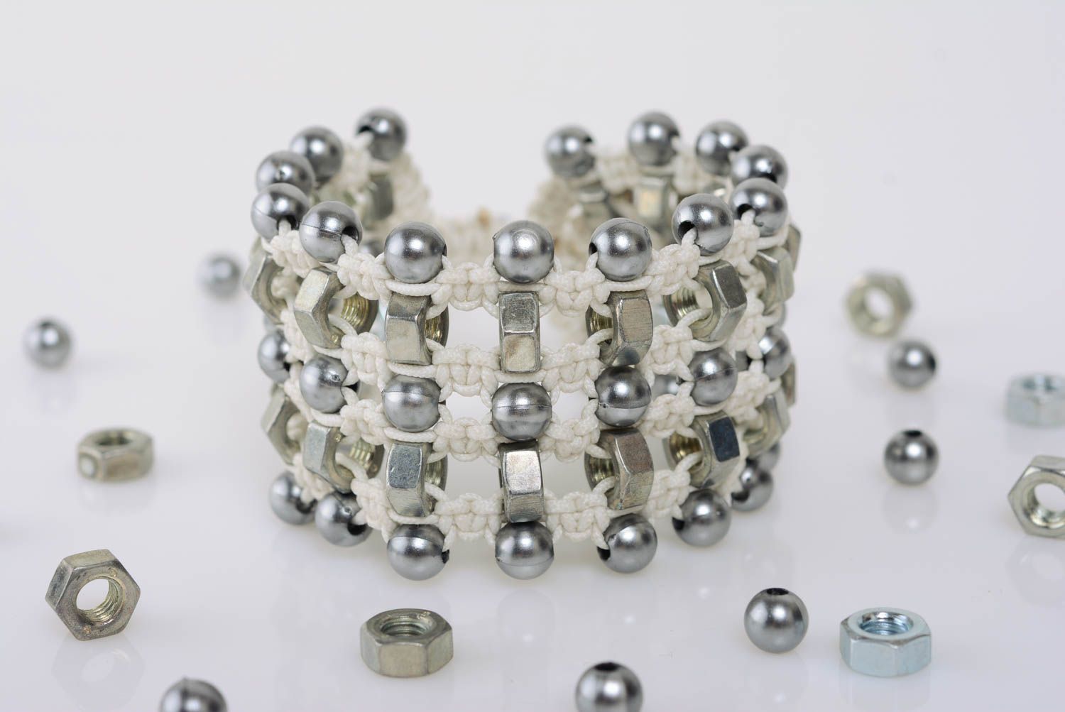 Bracelet macramé large avec perles acryliques et écrous en inox fait main photo 1