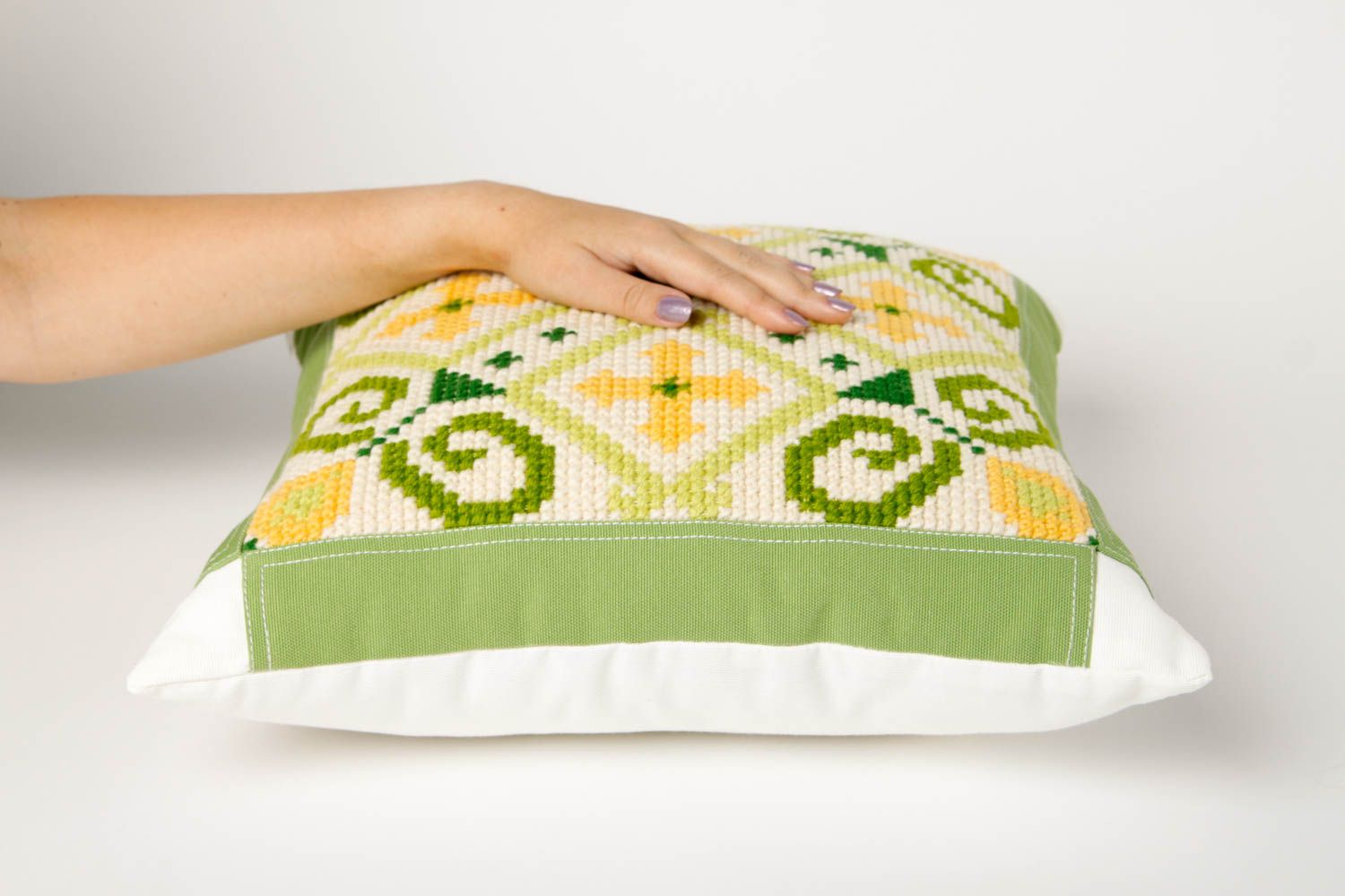 Подушка на диван подарок ручной работы нежно салатовая декоративная подушка фото 2