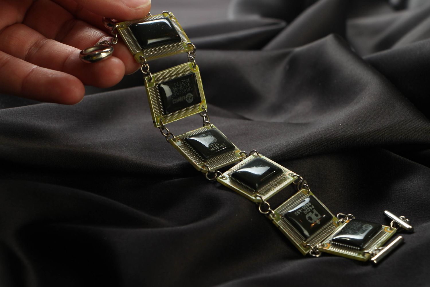 Bracelet cyberpunk en métal avec circuit intégré photo 4