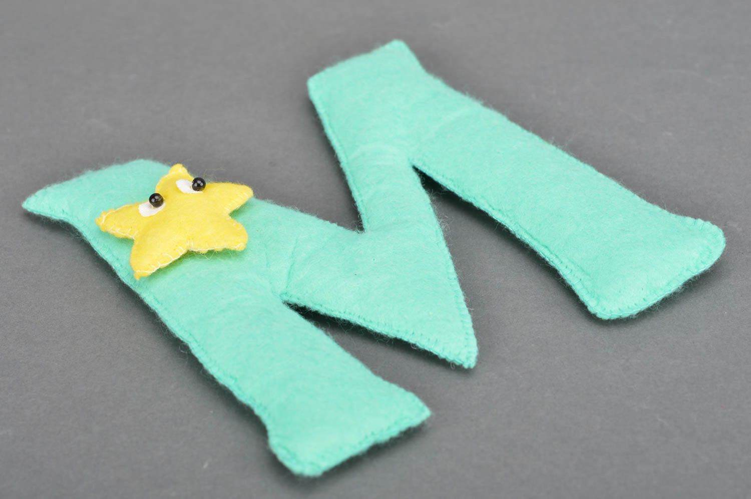 Буква из фетра  М игрушка для декора детской комнаты мятная ручной работы фото 2