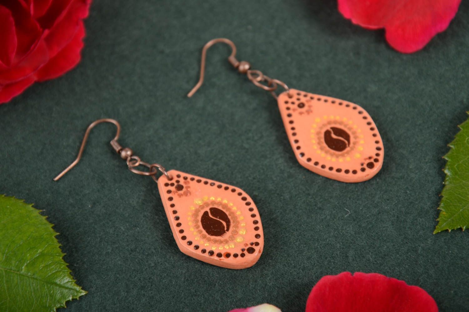 Boucles d'oreilles pendantes céramiques peintes faites main de forme originale photo 1
