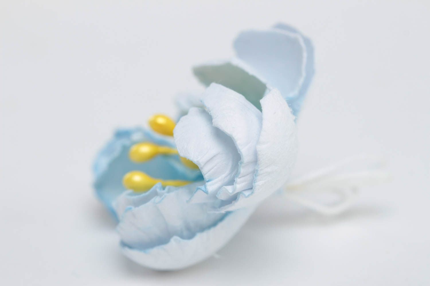 Petite fleur pour scrapbooking en papier bleue faite main avec étamines photo 3