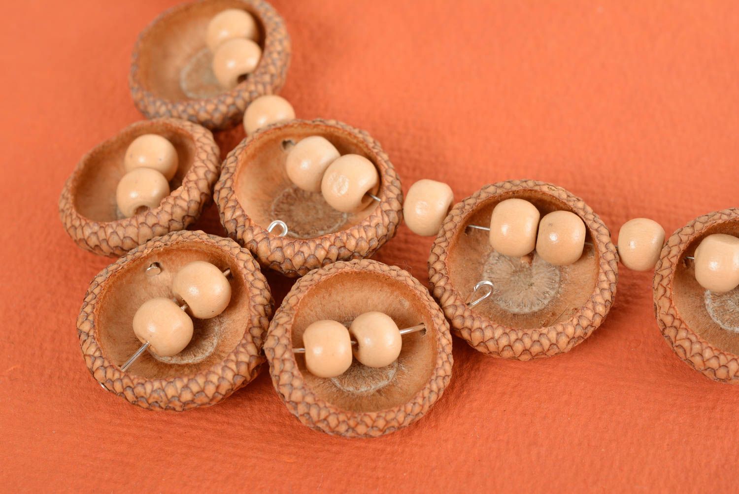 Collier en perles de bois avec cupules de glands fait main style écolo photo 4