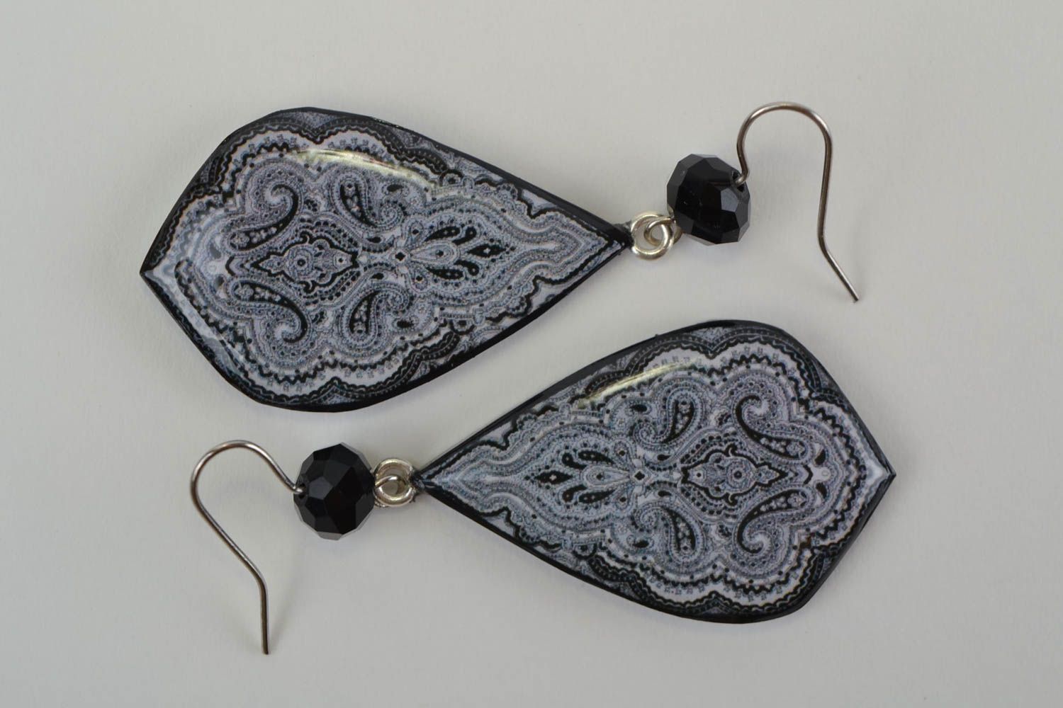 Feine schwarze handgemachte Ohrringe aus Polymerton mit Anhängern Decoupage foto 3