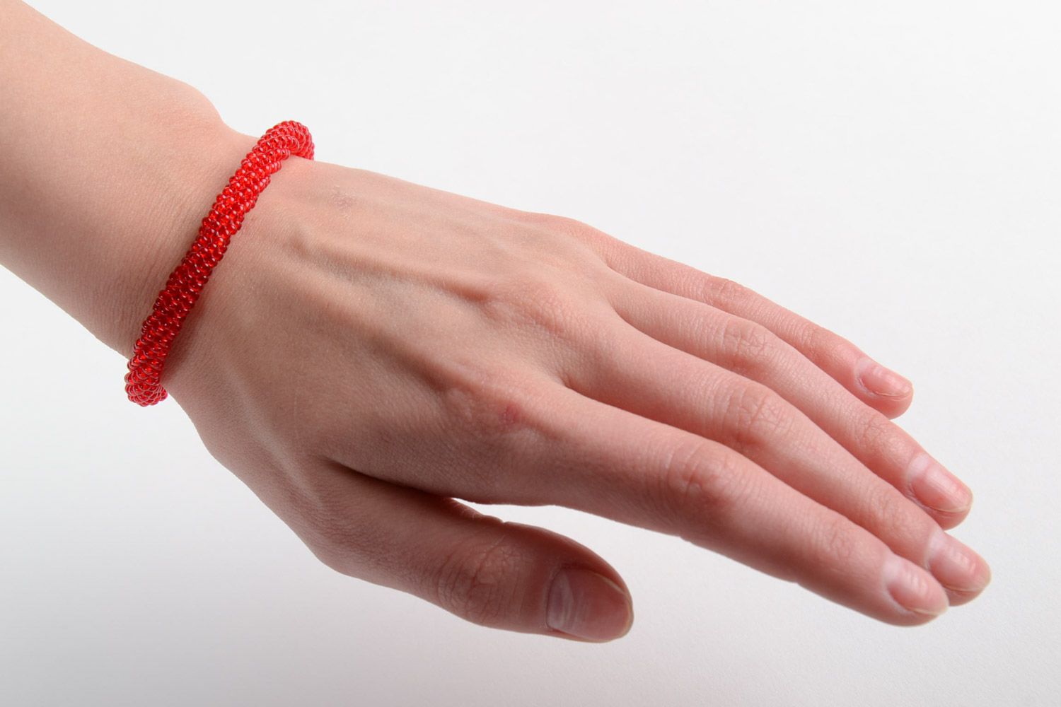 Наручный браслет из чешского бисера красный жгут ручной работы женский красивый фото 5
