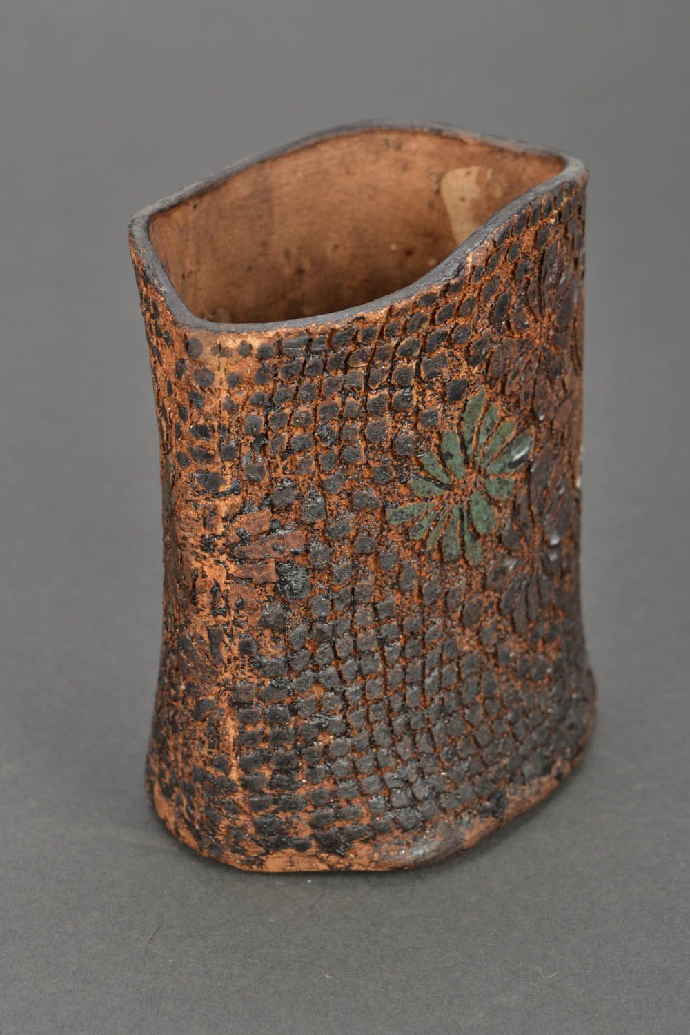 Vaso de mesa de cerâmica esculpido a mão foto 5