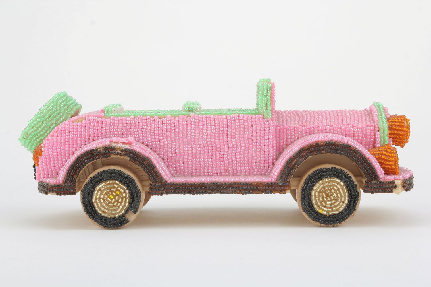 Macchina rosa fatta a mano giocattolo di legno materiale ecologico con perline foto 2