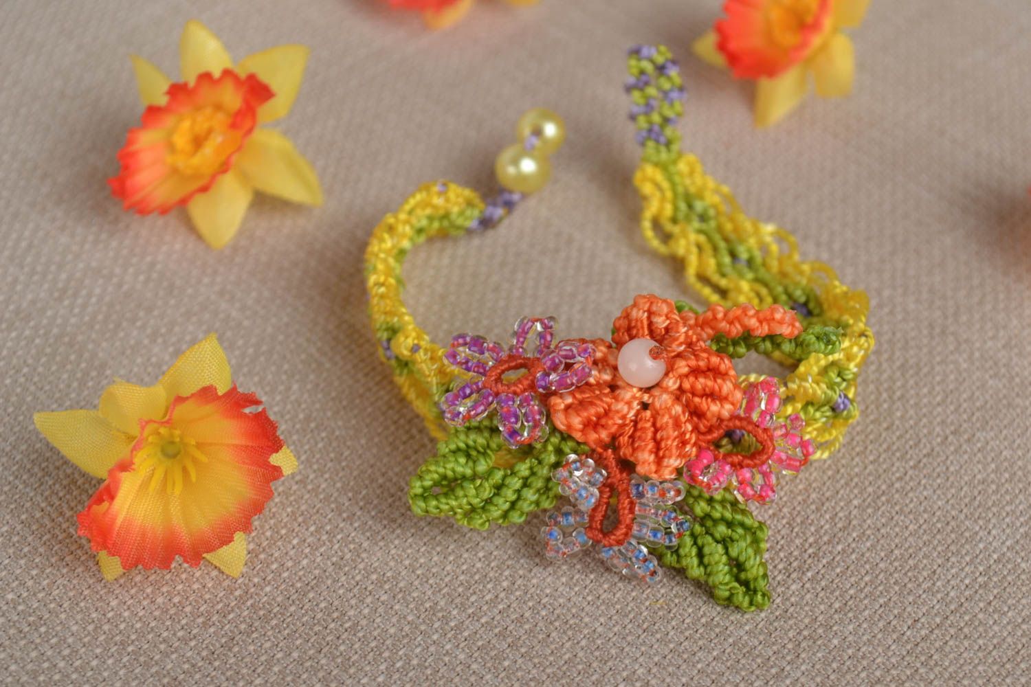 Украшения ручной работы плетеная брошь с цветами и браслет на руку макраме фото 1