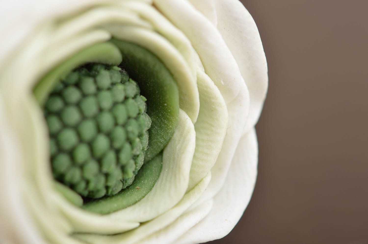 Bague Fleur blanc-vert grande en pâte polymère belle originale faite main photo 5