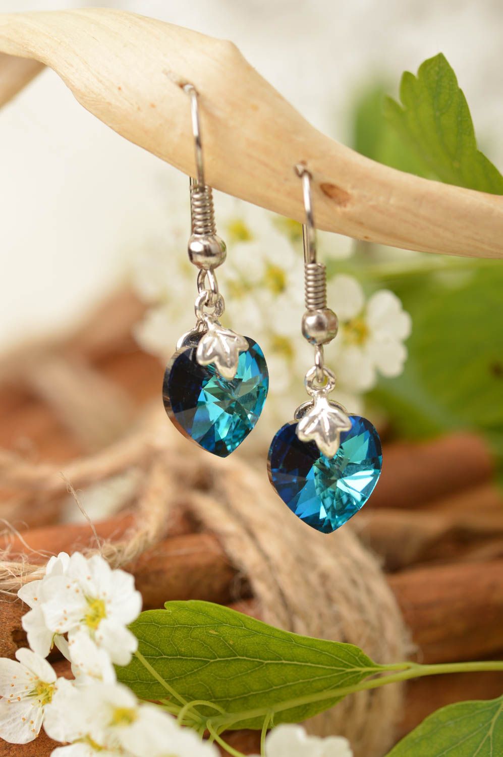 Серьги с кристаллами в виде сердечек синие темные красивые ручная работа фото 1