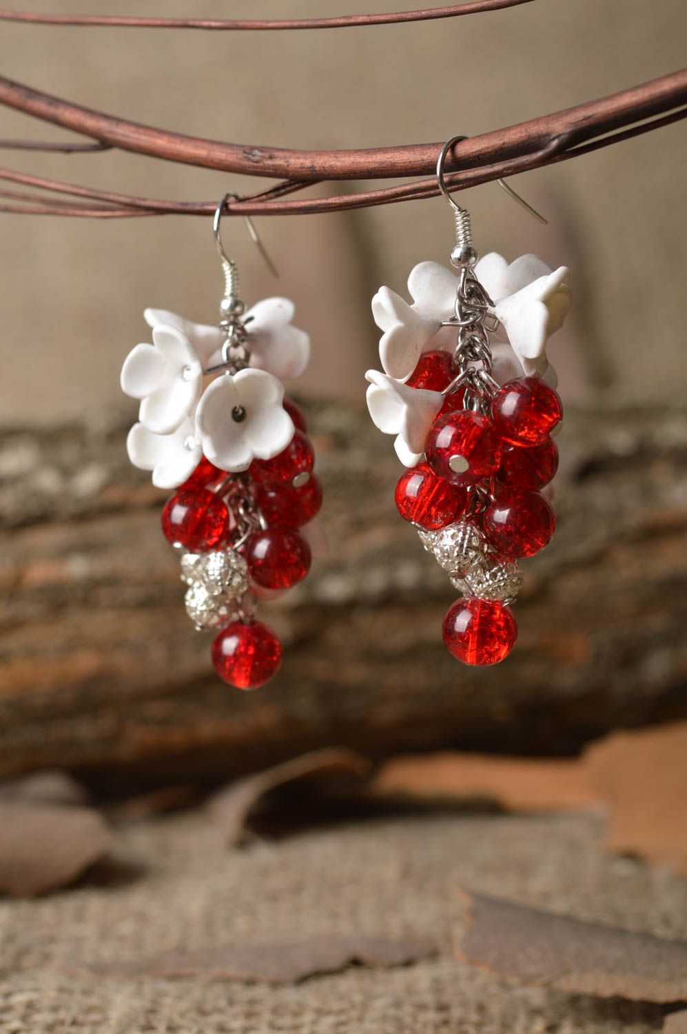 Boucles d'oreilles pendantes Bijou fait main blanc rouge originales Cadeau femme photo 1