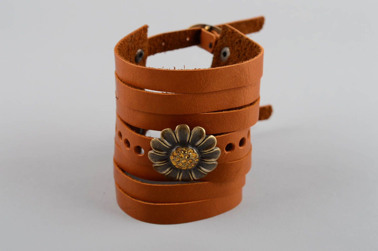 Широкий браслет из натуральной кожи хенд мейд с цветком стильный для девушек фото 2