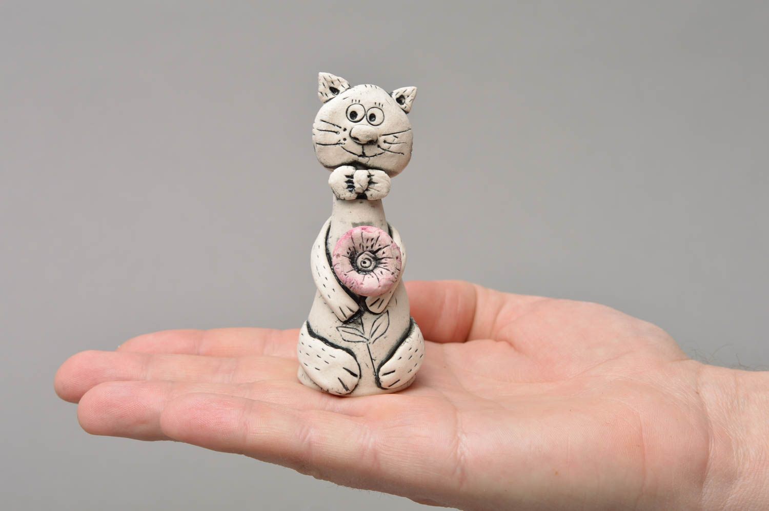 Dekorative Figur aus Porzellan mit Acrylfarben bemalt handmade Kater mit Blume foto 4