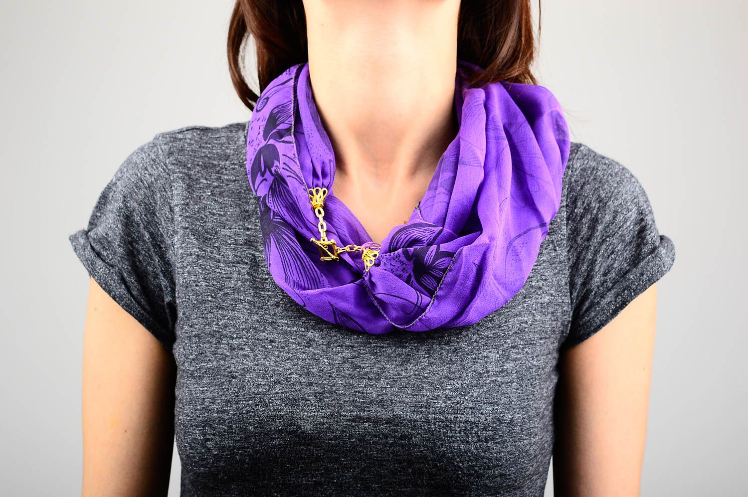 Sciarpa bella di chiffon fatta a mano accessorio da donna viola con fiori foto 2