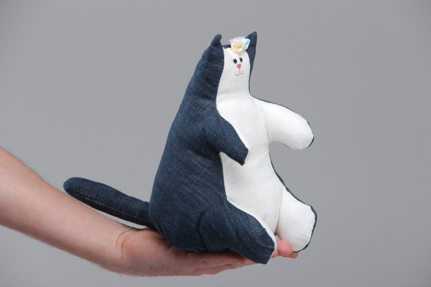 Мягкая игрушка кошка из джинсовой ткани синяя с белым ручная работа средняя фото 5