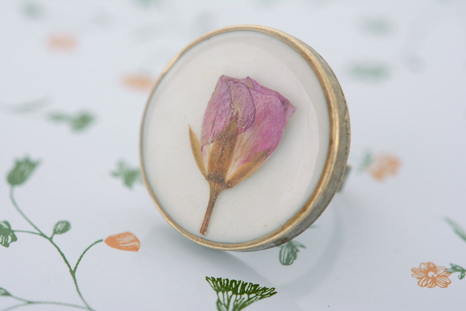 Sortija redonda con flor en resina epoxi con talla ajustable hecha a mano foto 4