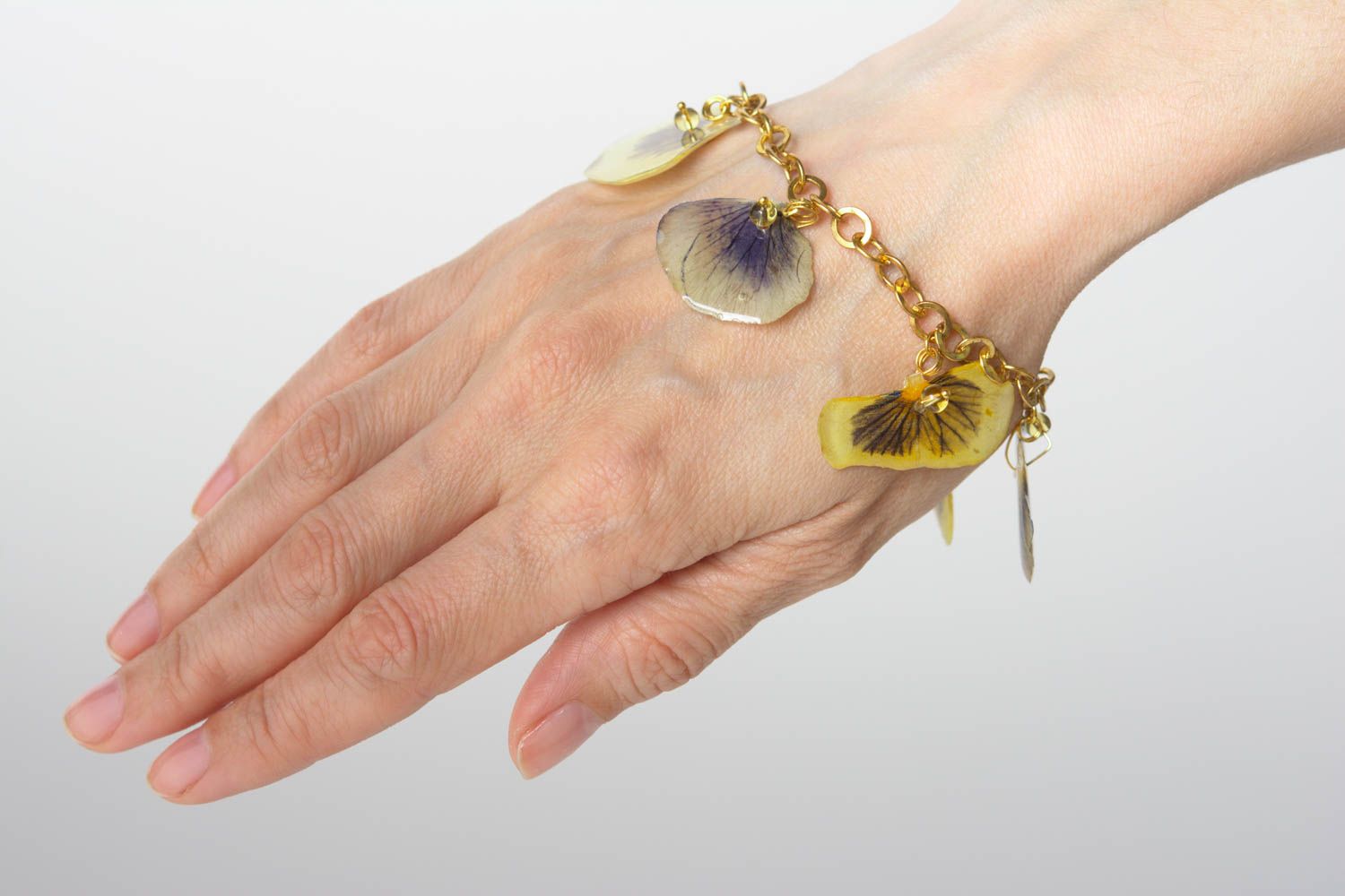 Handgemachtes Armband mit echten Blumen aus Epoxidharz an metallischer Kette foto 5