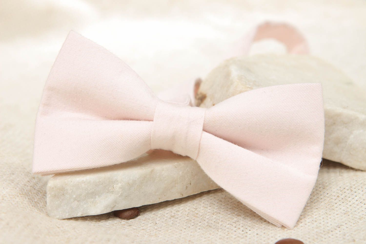Светло-розовый галстук-бабочка из ткани фото 5