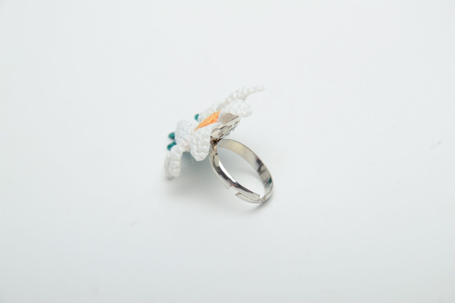 Вязаное кольцо в виде ромашки  фото 3