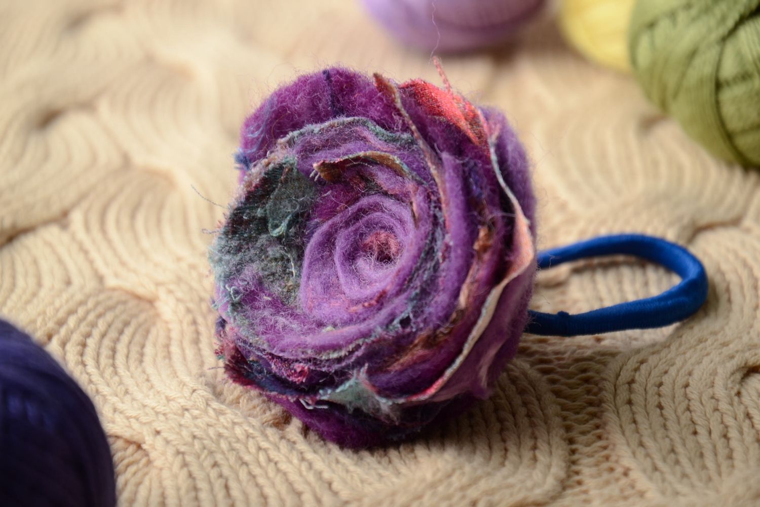 Coletero para el pelo con flor en la técnica de fieltro de color violeta foto 1