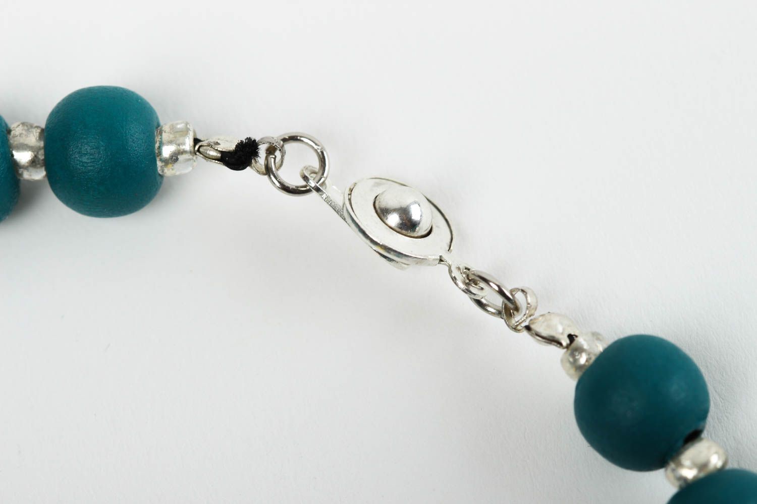 Bracelet mode Bijou fait main bleu foncé en perles de bois Cadeau femme photo 5