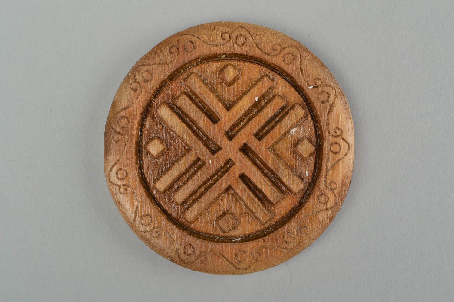 Amulette faite main sculptée en bois de chêne ronde avec symbole slave Voyageur photo 3