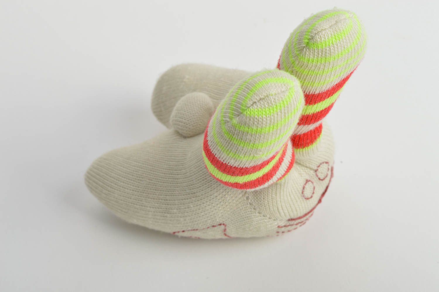 Juguete de peluche infantil original artesanal con forma de liebre de tricot foto 3