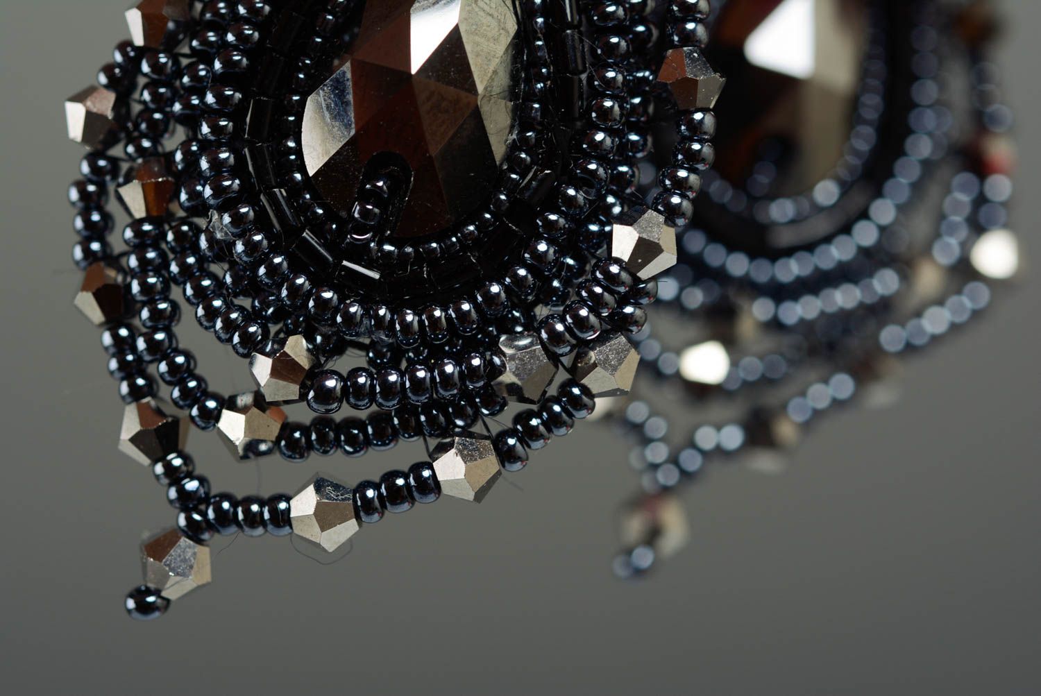 Boucles d'oreilles brodées en perles de rocaille et hématite noires faites main  photo 4