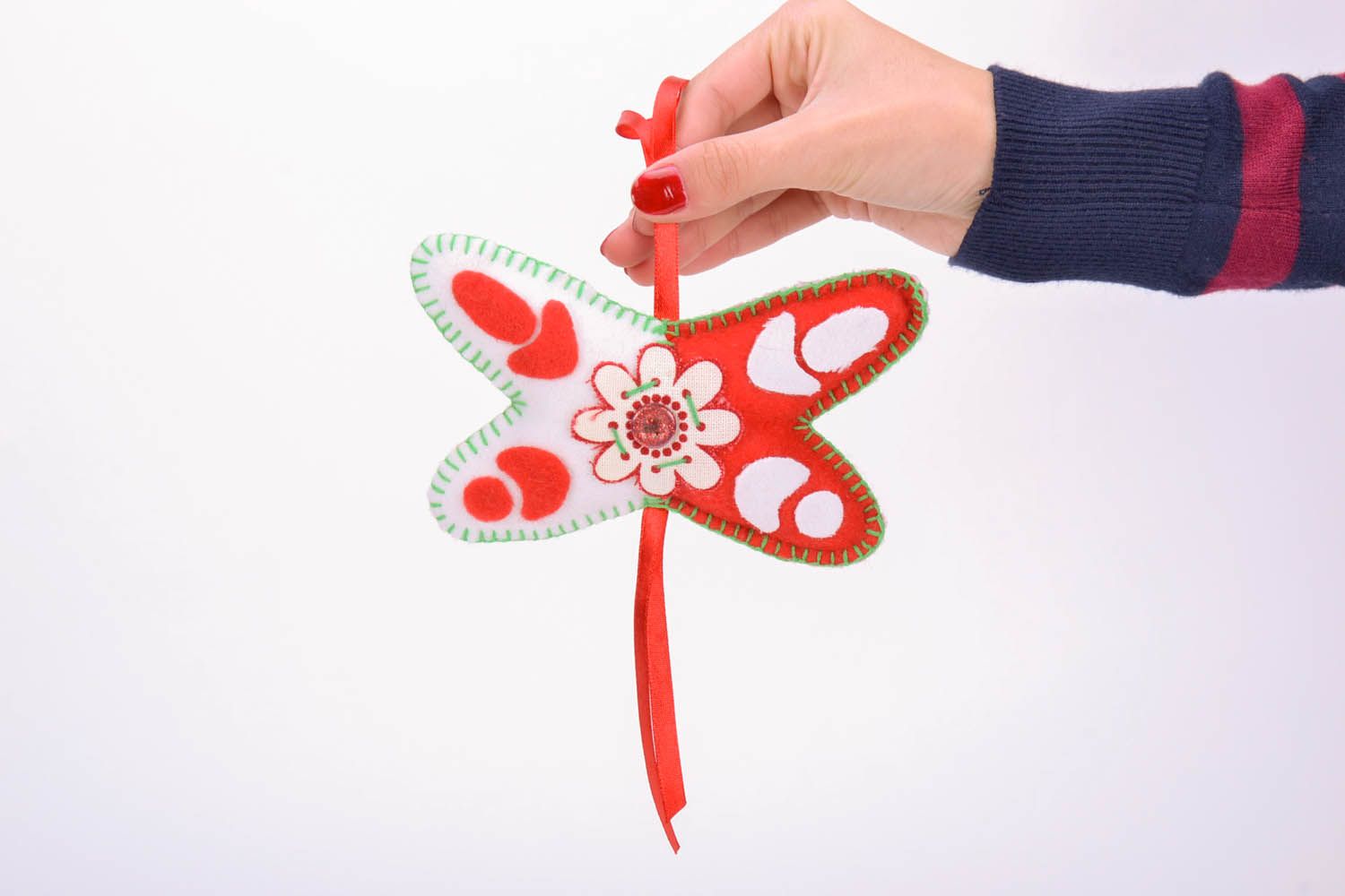 Brinquedo para árvore de Natal artesanal feito de fleece decorado com fita e bordado à mão foto 5
