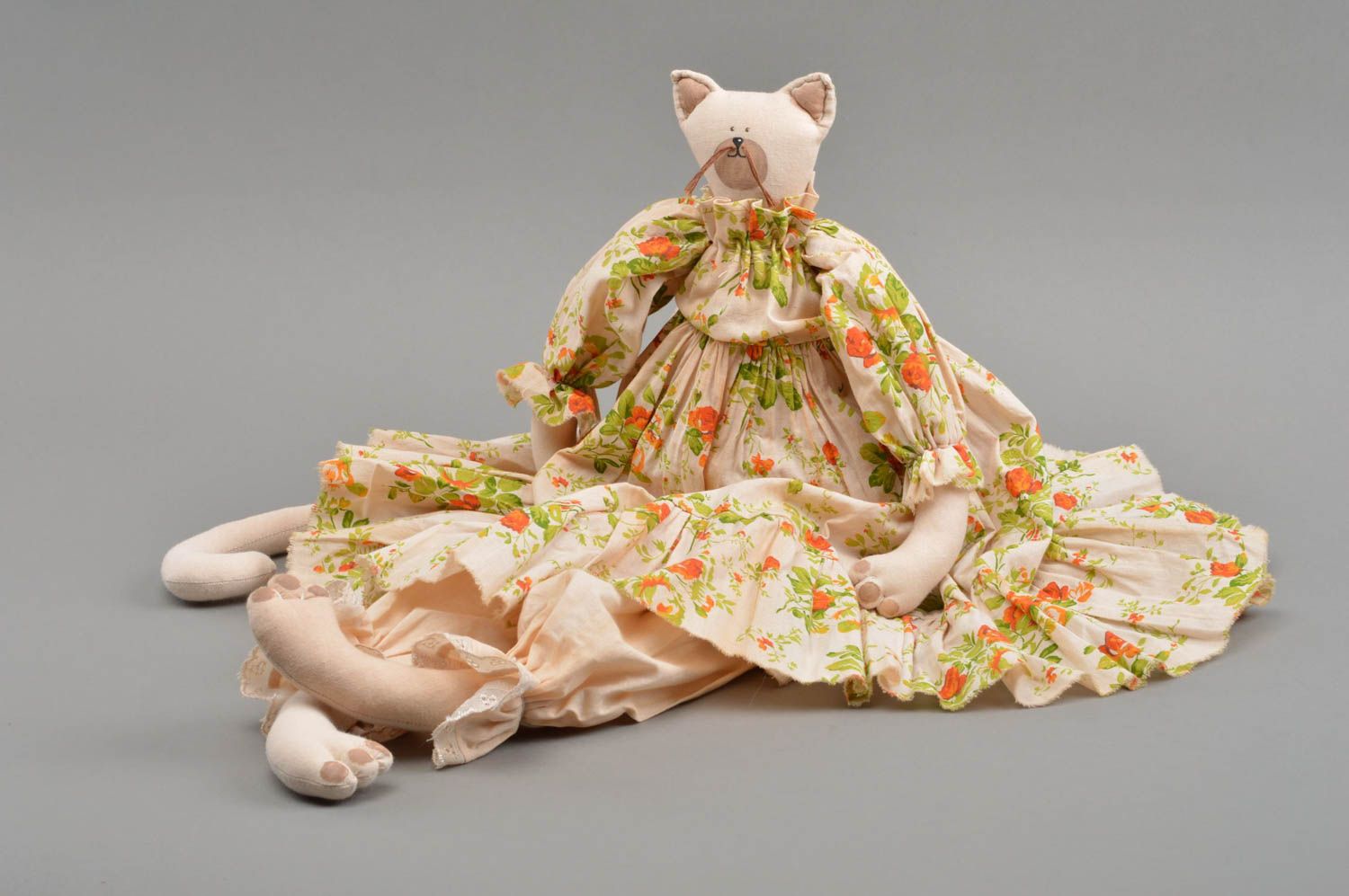 Peluche chat beige en robe à motif floral belle originale faite main pour fille photo 3