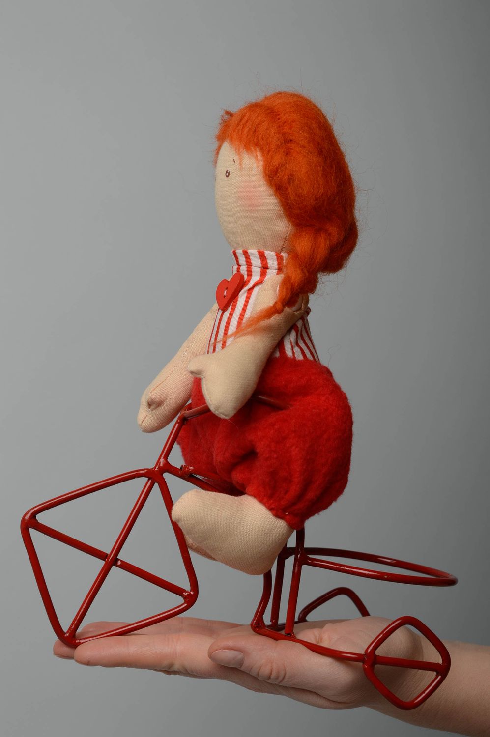 Handmade Puppe aus Stoff Mädchen auf dem Fahrrad foto 5